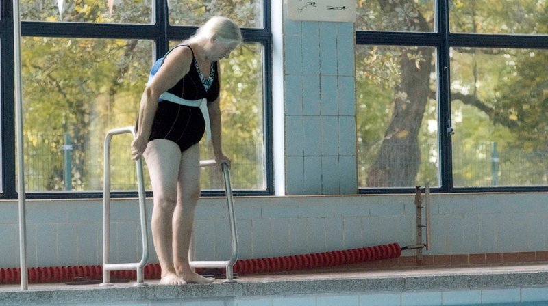 Sie beweisen, dass es nie zu spät ist, den Sprung ins kalte Wasser zu wagen. Sigrid, 66, ist extra ans Meer gezogen, weil sie schon immer am Wasser leben wollte – Bild: MDR/Susanne Kim Sie beweisen, dass es nie zu spät ist, den Sprung ins kalte Wasser zu wagen. Sigrid, 66, ist extra ans Meer gezogen, weil sie schon immer am Wasser leben wollte – Bild: MDR/Susanne Kim