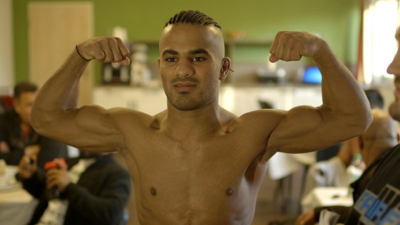 Beim Wiegen lässt MMA Kämpfer Khalid Taha die Muskeln spielen. – Bild: ZDF und Markus Lenz