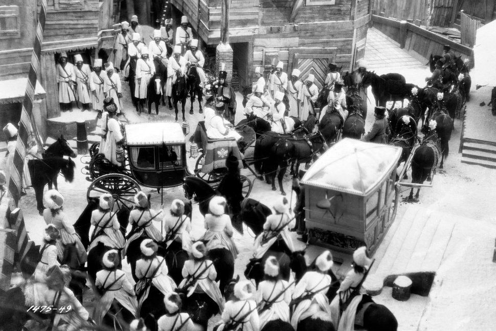 Die Braut passiert mit ihrer Reisegesellschaft ein russisches Dorf. – Bild: ZDF / © 1981 Universal City Studios, Inc.