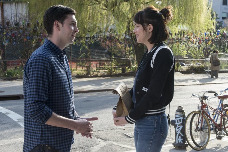 Josh (Nicholas Braun), Alice (Dakota Johnson). – Bild: ATV Josh (Nicholas Braun), Alice (Dakota Johnson). – Bild: ATV