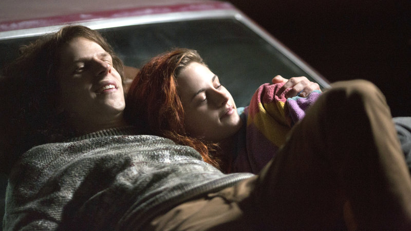 Mike Howell (Jesse Eisenberg) und Phoebe Larson (Kristen Stewart) – Bild: RTL Mike Howell (Jesse Eisenberg) und Phoebe Larson (Kristen Stewart) – Bild: RTL