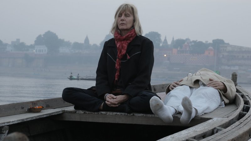 Jutta Winkelmann hat Krebs. Die Diagnose unheilbarer Knochenkrebs deutet sie als spirituelle Krise. In Begleitung ihrer Freunde reist sie nach Indien und begibt sich auf die Suche nach einer heilenden Erfahrung von Innen. In Indien angekommen bleibt ihr jetziges Leben erst einmal stehen. Alles zurück auf Anfang. Die Stunde Null. Eine Voraussetzung für die Reise zu sich selbst. – Bild: BR/​Severin Winzenburg