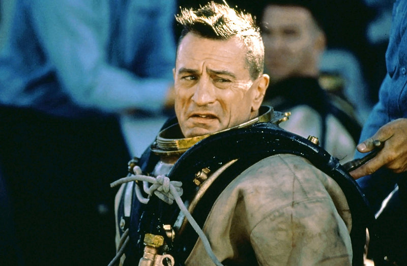 21.10 Les chemins de la dignité Le Major Billy Sunday (Robert de Niro) aide un jeune matelot noir à combattre un système raciste, pour devenir plongeur de la Navy. – Bild: ATV II 21.10 Les chemins de la dignité Le Major Billy Sunday (Robert de Niro) aide un jeune matelot noir à combattre un système raciste, pour devenir plongeur de la Navy. – Bild: ATV II