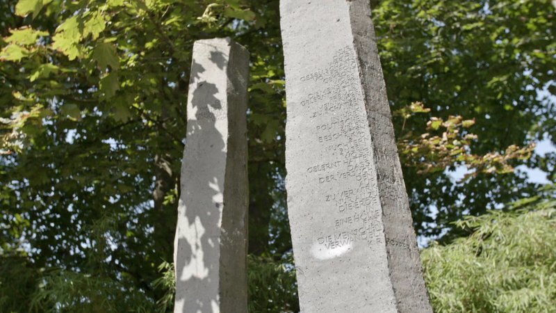 Zwei Steinsäulen erinnern heute an den Anschlag auf Alfred Herrhausen, der am 30. November1989 auf dem Seedammweg in Bad Homburg starb. – Bild: ZDF und Frank Schunicht.