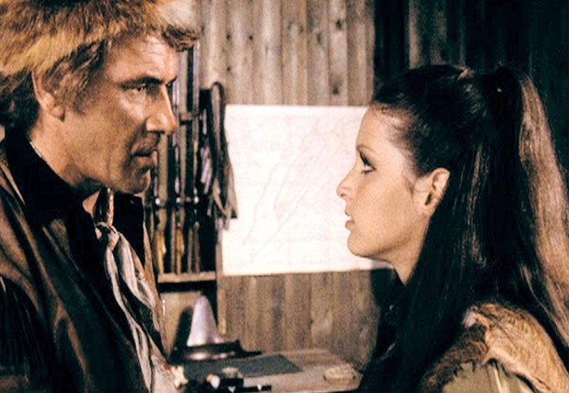 Der Bandit Mark Monty (Harald Leipnitz) bedroht Rose (Kristina Nel), die schöne Tochter des Sheriffs. – Bild: ARD Degeto