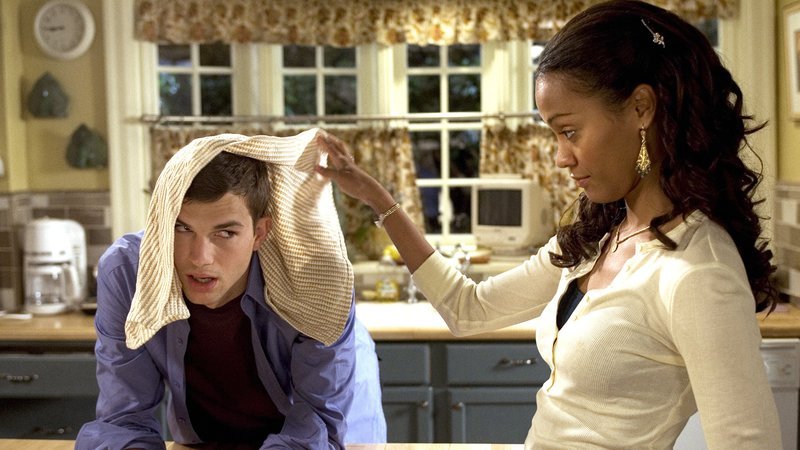 L-R: Simon Green (Ashton Kutcher), Theresa Jones (Zoe Saldana). – Bild: 2005 Columbia Pictures Industries, Inc. All Rights Reserved./Claudette Barius L-R: Simon Green (Ashton Kutcher), Theresa Jones (Zoe Saldana). – Bild: 2005 Columbia Pictures Industries, Inc. All Rights Reserved./Claudette Barius