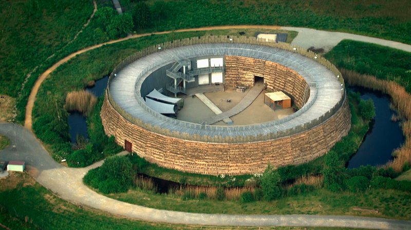 Ringförmige Befestigungen wie hier die Slawenburg Raddusch nahe dienten als Rückzugsort und sind im Osten des heutigen Deutschlands an zahlreichen Orten durch Ausgrabungen belegt. – Bild: MDR/​DOKfilm