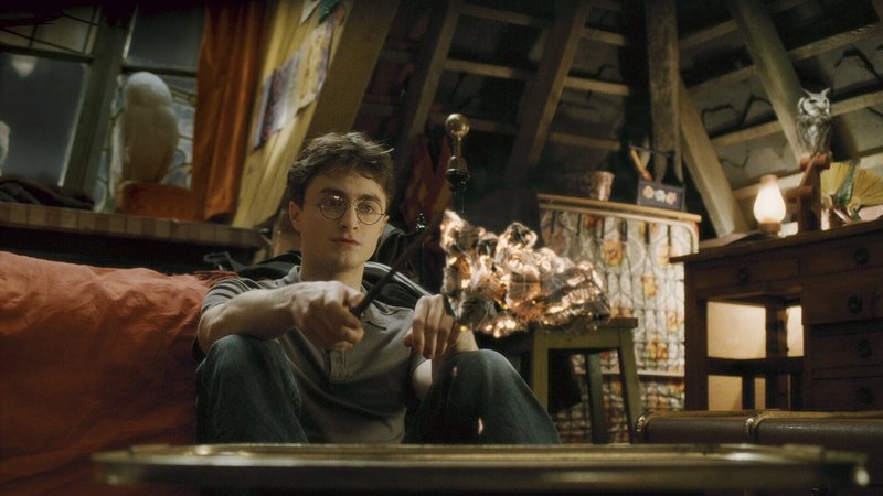Während alle Schüler in Hogwarts verliebt sind, schleicht sich das Unheil an, das nur noch Zauberlehrling Harry (Daniel Radcliffe) verhindern kann … – Bild: Puls 4 Während alle Schüler in Hogwarts verliebt sind, schleicht sich das Unheil an, das nur noch Zauberlehrling Harry (Daniel Radcliffe) verhindern kann … – Bild: Puls 4