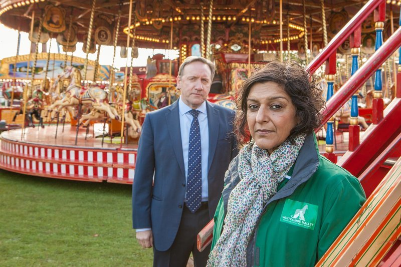 Barnaby (Neil Dudgeon, l.) spürt, dass der Weg zu einigen Geheimnissen dieses Falles über die Tierärztin Clara Myerscough (Meera Syal, r.) führt. – Bild: ZDF und Mark Bourdillon 07831605033.