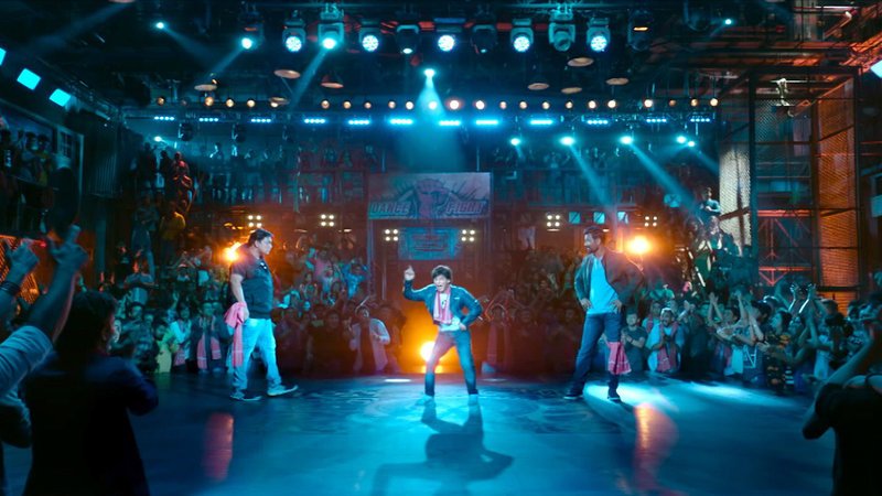 Bauua (Shah Rukh Khan, mi) – Bild: Zee.One