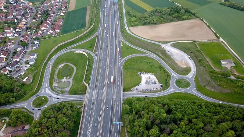 Wohnsiedlungen, Gewerbegebiete und Straßenbau – die drei großen Flächenfresser. – Bild: ZDF und Robert Cöllen.