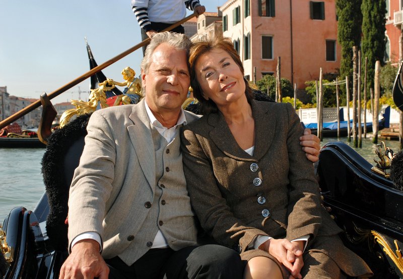 ARD MEIN TRAUM VON VENEDIG, Deutschland 2008, Regie Michael Kreindl, am Montag (03.10.11) um 16:10 Uhr im Ersten. Katharina (Thekla Carola Wied) hat ihren Traum von Venedig erfüllt und in Hans Baumann (Peter Sattmann) ihren Traummann gefunden. – Bild: HR/Degeto/Reiner Bajo ARD MEIN TRAUM VON VENEDIG, Deutschland 2008, Regie Michael Kreindl, am Montag (03.10.11) um 16:10 Uhr im Ersten. Katharina (Thekla Carola Wied) hat ihren Traum von Venedig erfüllt und in Hans Baumann (Peter Sattmann) ihren Traummann gefunden. – Bild: HR/Degeto/Reiner Bajo