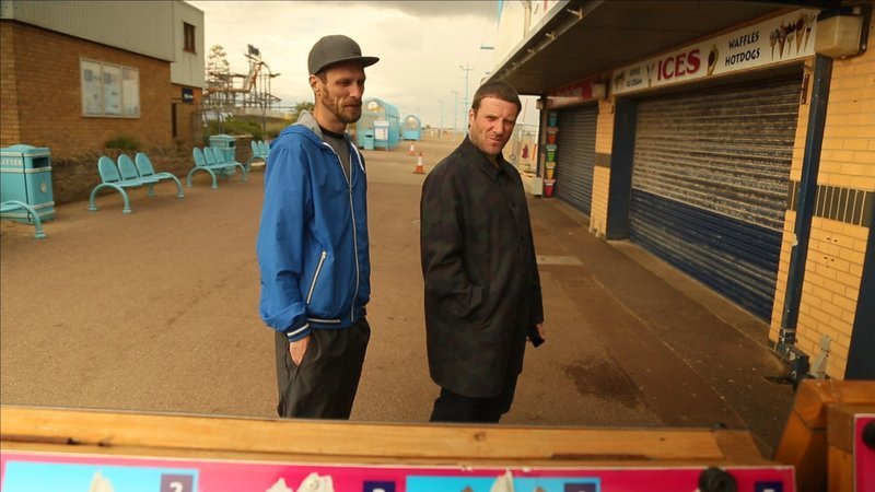 Das englische Elektropunk-Duo „Sleaford Mods“ aus Nottingham besteht aus dem Sänger/​Rapper Jason Williamson (rechts) und dem Instrumentalisten Andrew Fearn (links). Ihre Musik ist eine Mischung aus Post-Punk, Minimal Electro und Hip-Hop mit politischen Texten, vorgetragen im Dialekt der East Midlands. – Bild: arte/​BR/​Ingo Brunner