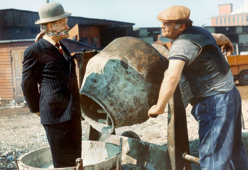 Egon Olsen (Ove Sprogöe, li.) soll mit Betonfüßen im Fluß versenkt werden. – Bild: MDR/DEGETO Egon Olsen (Ove Sprogöe, li.) soll mit Betonfüßen im Fluß versenkt werden. – Bild: MDR/DEGETO
