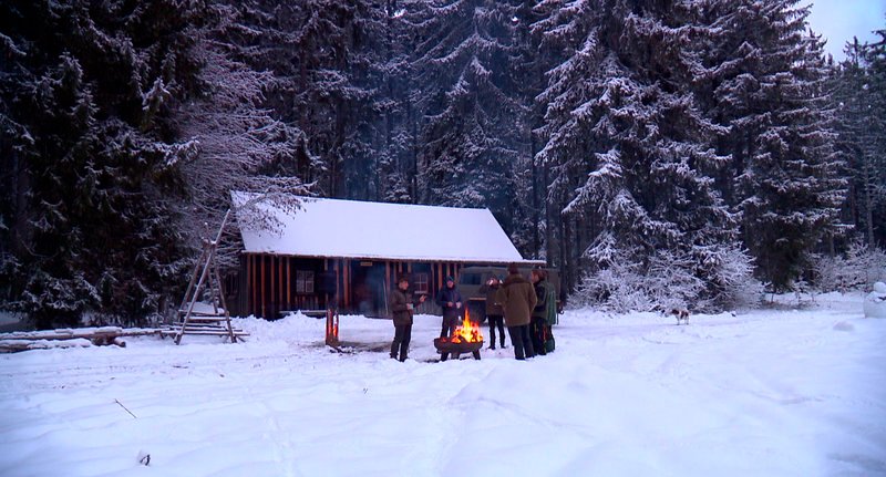 Jäger in der Winterlandschaft an einer Waldhütte bei Löffingen mit Hüttenschmaus. – Bild: SWR
