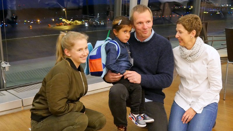 In der lebensbejahenden Dokumentation über herzkranke Kinder aus Afghanistan, die in Hamburg durch das Projket „Herzbrücke“ der evangelisch-freikirchlichen Albertin-Stiftung eine zweite Chance erhalten, werden zehn Kinder zwischen Kabul und Hamburg begleitet. Bei der Ankunft in Deutschland empfangen die Kinder deutsche Gastfamilien wie die Familie Eichholz, die der herzkranke Aisha in Deutschland vorübergehend ein Zuhause geben. – Bild: MG RTL D /​ EIKON Nord
