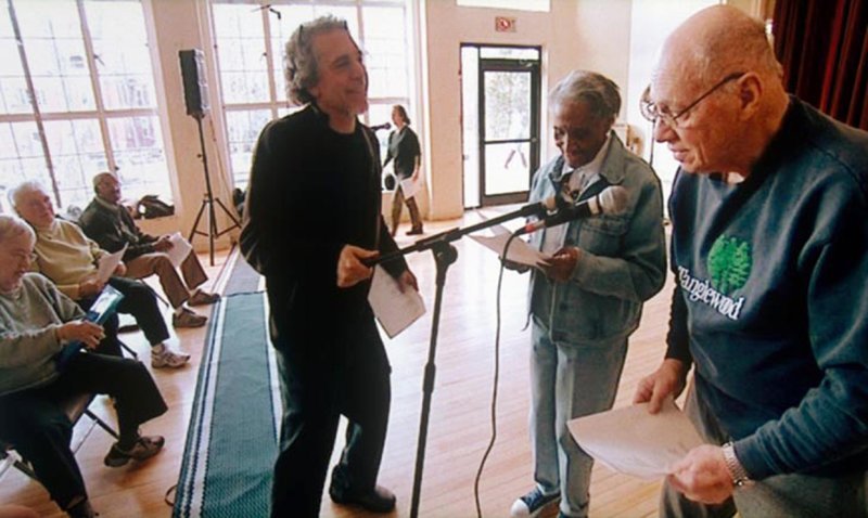 V.r.: Stan Goldman und Dora Morrow mit Chorleiter Bob Cilman. – Bild: Geo Television