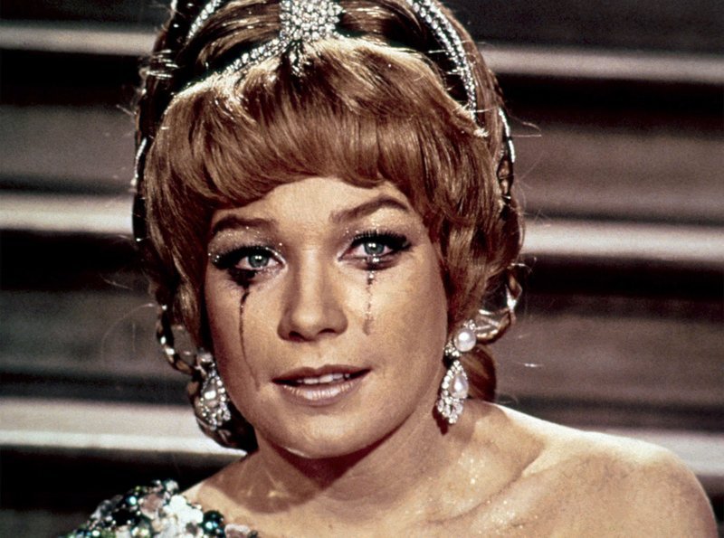 Die wohlhabende Eve Minou (Shirley McLaine) erträgt es nicht, dass eine andere Frau in der Oper das gleiche Kleid trägt, wie sie selbst. – Bild: ZDF und ARD Degeto