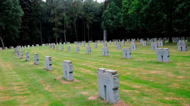 Doppelkreuze auf dem „Ehrenfriedhof Hürtgen“ in der Gemeinde Hürtgenwald in der Eifel. Hier liegen 2221 gefallene Deutsche unter ihnen 930 namentlich unbekannt. Hier tobte von September 1944 bis Februar 1945 die Schlacht im Hürtgenwald. In der „Hölle Hürtgenwald“ hat die USA die schlimmste Niederlage des gesammten Zweiten Weltkriegs im Westen erlitten – obwohl sie letztendlich siegte. – Bild: WDR/dpa/Horst Ossinger / WDR Kommunikation/Redaktion Bild Doppelkreuze auf dem „Ehrenfriedhof Hürtgen“ in der Gemeinde Hürtgenwald in der Eifel. Hier liegen 2221 gefallene Deutsche unter ihnen 930 namentlich unbekannt. Hier tobte von September 1944 bis Februar 1945 die Schlacht im Hürtgenwald. In der „Hölle Hürtgenwald“ hat die USA die schlimmste Niederlage des gesammten Zweiten Weltkriegs im Westen erlitten – obwohl sie letztendlich siegte. – Bild: WDR/dpa/Horst Ossinger / WDR Kommunikation/Redaktion Bild