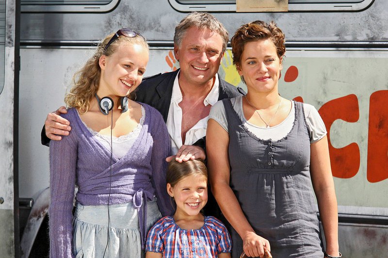 Felix (Bernhard Schir) präsentiert sich mit Frieda (Muriel Baumeister) und deren beiden Töchtern Lotte (Luise von Finckh, links) und Amy (Monique Schröder) als harmonische Familie – alles nur Fake? – Bild: ORF