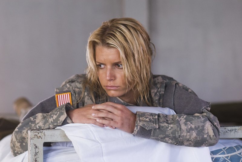 Völlig erschöpft und überfordert muss Hollywoodstar Megan Valentine (Jessica Simpson) feststellen, dass alle unter ihren mangelnden militärischen Eigenschaften leiden müssen ... – Bild: 2007 MAJOR PRODUCTIONS, INC. Lizenzbild frei Völlig erschöpft und überfordert muss Hollywoodstar Megan Valentine (Jessica Simpson) feststellen, dass alle unter ihren mangelnden militärischen Eigenschaften leiden müssen ... – Bild: 2007 MAJOR PRODUCTIONS, INC. Lizenzbild frei