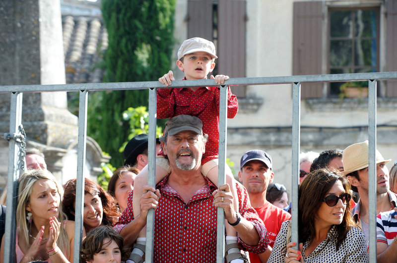 Aus sicherer Entfernung schaut sich der kleine Théo (Lukas Pelissier, oben) auf den Schultern von Opa Paul (Jean Reno) das bunte Treiben der südfranzösischen Fiesta an. – Bild: ZDF und Guillaume Louyot Aus sicherer Entfernung schaut sich der kleine Théo (Lukas Pelissier, oben) auf den Schultern von Opa Paul (Jean Reno) das bunte Treiben der südfranzösischen Fiesta an. – Bild: ZDF und Guillaume Louyot
