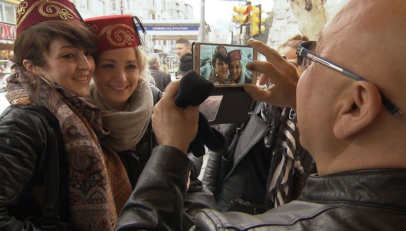 Tradition wird auch bei modernen türkischen Frauen geliebt und gelebt. – Bild: ZDF und BR Tradition wird auch bei modernen türkischen Frauen geliebt und gelebt. – Bild: ZDF und BR