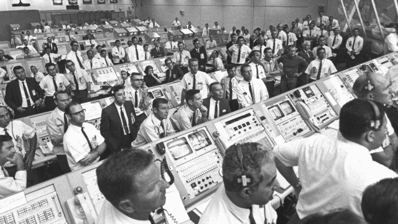 Beim Start der Saturn V hält die Kommandozentrale gespannt den Atem an – wird der erste bemannte Flug zum Mond gelingen? – Bild: WELT