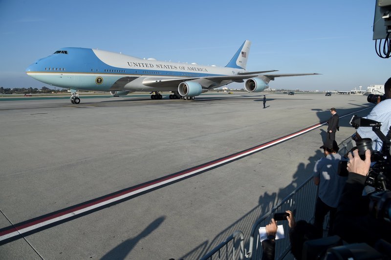 Air Force One arrives with U.S. President Donald Trump aboard at LAX Airport on February 18, 2020 in Los Angeles, California. – Bild: Michael Kovac /​ 2020 Michael Kovac /​ WireImage