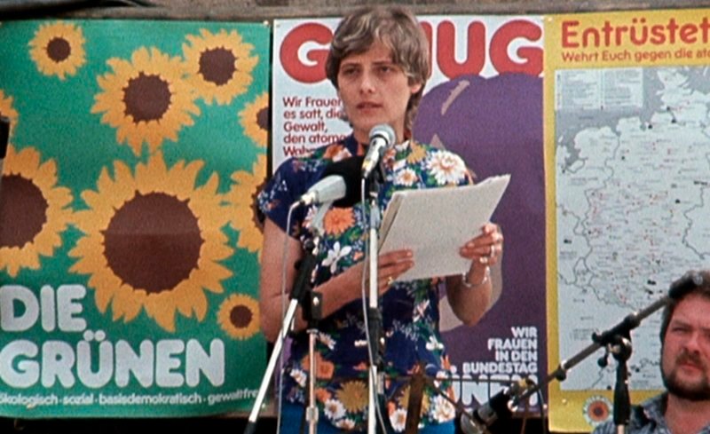 Einst – in den Anfangsjahren – war sie das Gesicht der GRÜNEN und Mitbegründerin der Partei: Petra Kelly, hier im Jahr 1982 bei einer Veranstaltung. – Bild: SWR
