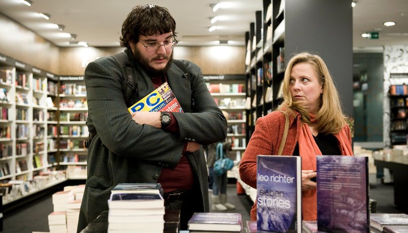 Schriftstellerin Maria Rubinstein (Gabriela Maria Schmeide) und Mollwitt (Axel Ranisch) treffen zufällig in einer Buchhandlung aufeinander. – Bild: ZDF und WDR/​Martin Menke