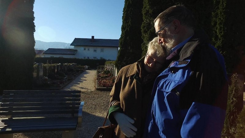 Christa und J¸rgen Lemmin am Urnengrab des Wohnstifts ÑMozartì in Ainring, wo auch sie die letzte Ruhe finden wollen. Bis dahin genieﬂen die beiden die Sonne. – Bild: ZDF und BR