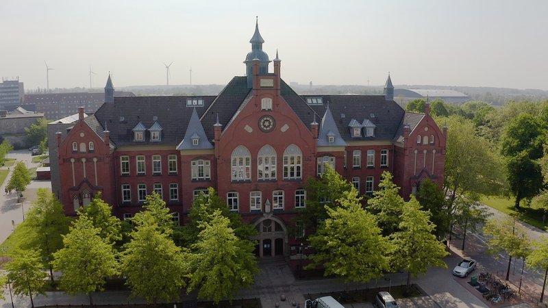 Die Dokumentation begleitet Schülerinnen und Schüler in Bremerhaven-Lehe, einem Stadtteil, der in der Vergangenheit vor allem wegen Kinderarmut, überdurchschnittlicher Arbeitslosenzahlen und Überschuldungsquoten deutschlandweit für Schlagzeilen gesorgt hat. – Bild: ZDF und Christian Gruber.