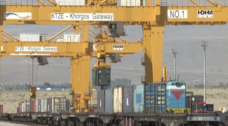 Mitten in der Wüste entsteht ein riesiger Container-Terminal. – Bild: ZDF und Tomonari Ito.
