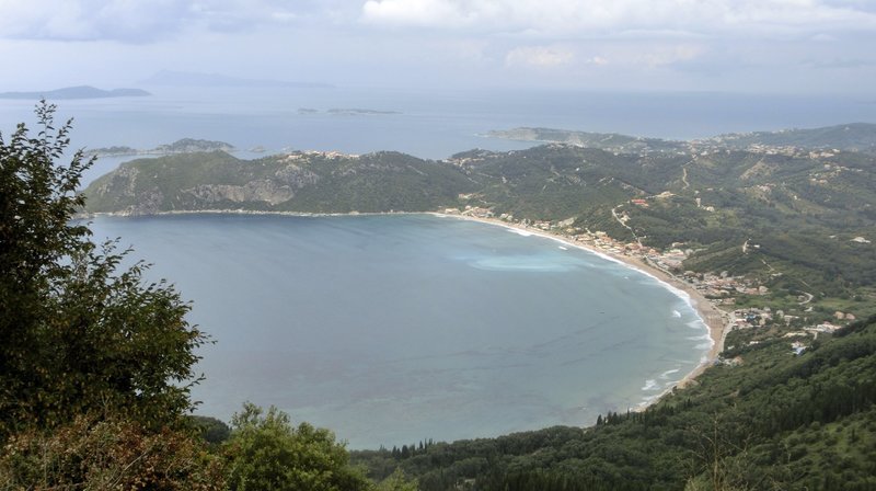 Blick auf Agios Georgios Pagi im Nordwesten der Insel Korfu. – Bild: BR/​HR/​Dagmar Hase