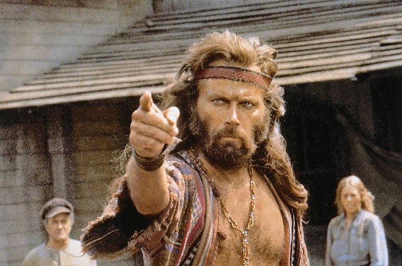 Szenenfoto mit Franco Nero als Indianermischling, der eine Stadt von einer Terrorbande befreit. – Bild: Servus TV Szenenfoto mit Franco Nero als Indianermischling, der eine Stadt von einer Terrorbande befreit. – Bild: Servus TV
