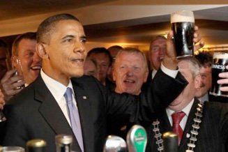 Barack Obama beim Guinness Trinken – Bild: ARTE France