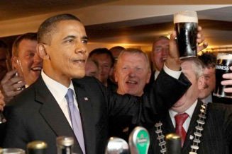 Barack Obama beim Guinness Trinken – Bild: ARTE France Barack Obama beim Guinness Trinken – Bild: ARTE France