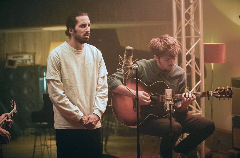 Lomepal (li.) wird von seinem Team, bestehend u. a. aus Musikern, Tontechnikern und Manager, ins Studio Motorbass begleitet. – Bild: arte