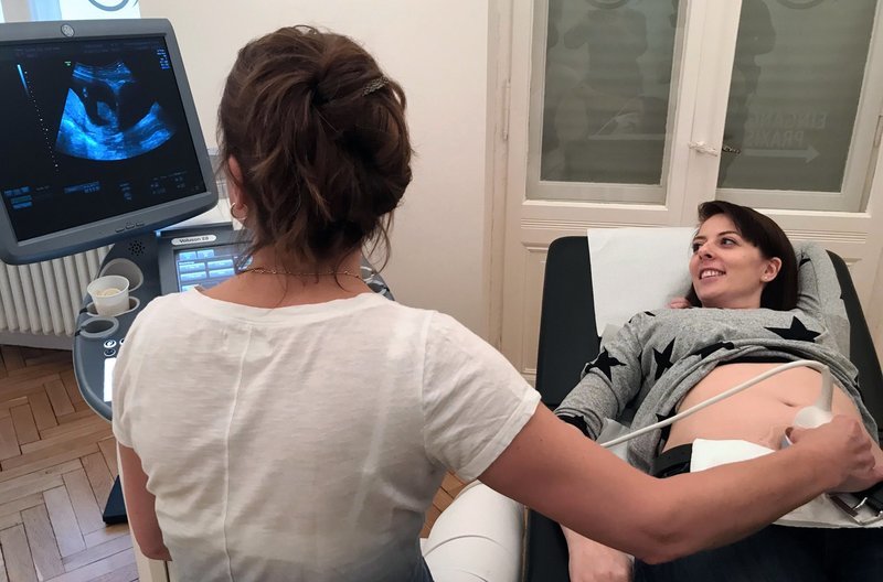 ?Es wird ein Junge“: Lisa bei einer Ultraschalluntersuchung. – Bild: SWR