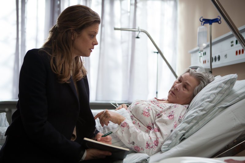 Am Krankenbett erteilt Tonis Mutter (Jutta Wachowiak, r.) ihrer Tochter (Marie Bäumer, r.) Aufträge. – Bild: ZDF und Conny Klein