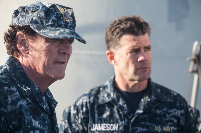 Admiral King (Michael Madsen, l.) und Jameson (Scott C. Roe, r.) – Bild: Smart Media GmbH