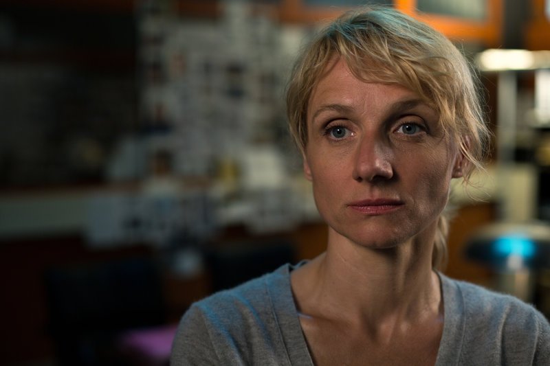 Verhörspezialistin Dietrich (Rollenname geändert; Christina Große) im Ermittlungsraum des BKA. – Bild: ZDF und Janett Kartelmeyer