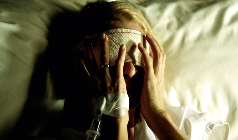 Die degenerative Augenerkrankung bedroht auch Julias (Belén Rueda) Augenlicht. Eine OP soll retten, was zu retten ist. – Bild: ZDF und Oscar Faura Die degenerative Augenerkrankung bedroht auch Julias (Belén Rueda) Augenlicht. Eine OP soll retten, was zu retten ist. – Bild: ZDF und Oscar Faura