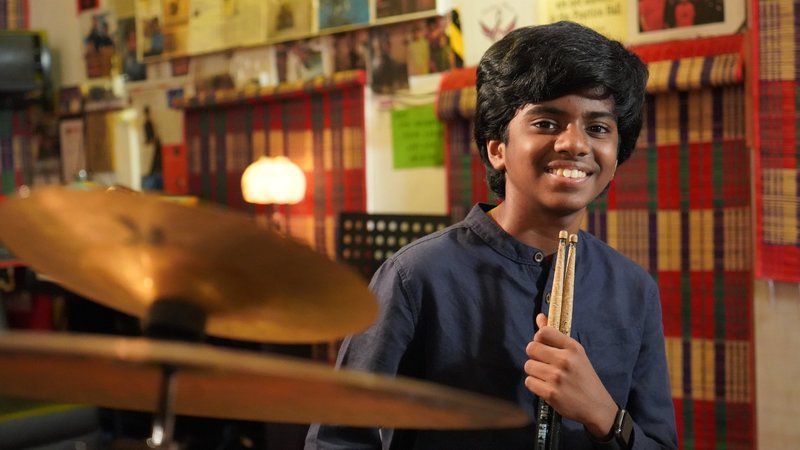 Der 13-jährige indische Starpianist Lydian Nadhaswaram an dem Instrument, mit dem seine musikalische Karriere angefangen hat: dem Schlagzeug. Beethoven ist sein größtes Vorbild. – Bild: ZDF und Boris Mahlau.