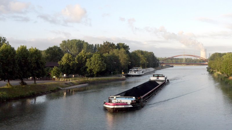 Das Binnenschiff Rübezahl transportiert Kohle durch das Ruhrgebiet. – Bild: WDR/2Pilots Das Binnenschiff Rübezahl transportiert Kohle durch das Ruhrgebiet. – Bild: WDR/2Pilots