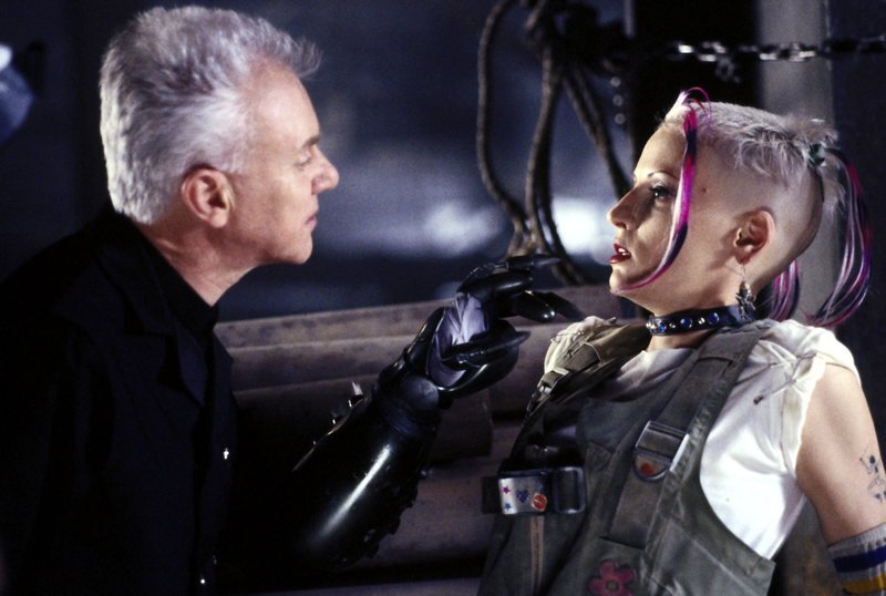 Kesslee (Malcolm McDowell) nimmt das „Tank Girl“ (Lori Petty) gefangen. – Bild: TMG