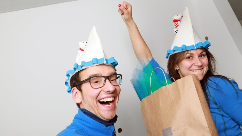 Drei Kandidatenpaare aus allen Ecken des Sendegebiets begeben sich auf eine unterhaltsame und spannende Jagd nach dem ultimativen, selbstgemachten Karnevalskostüm. Mit dabei: Marcel (l) und Tamara haben ihr Kostüm fertig und tragen schon die passenden Hüte. – Bild: WDR/​Sybille Anneck