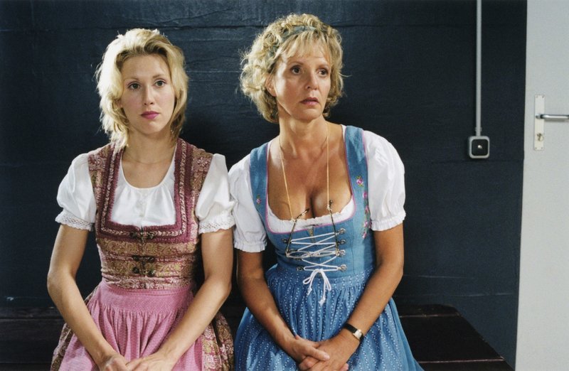 Eine Freundschaft mit fatalen Folgen: Doris (Gruschenka Stevens, l.) und Helga (Ulrike Kriener, r.) … – Bild: ProSieben Eigenproduktionsbild frei