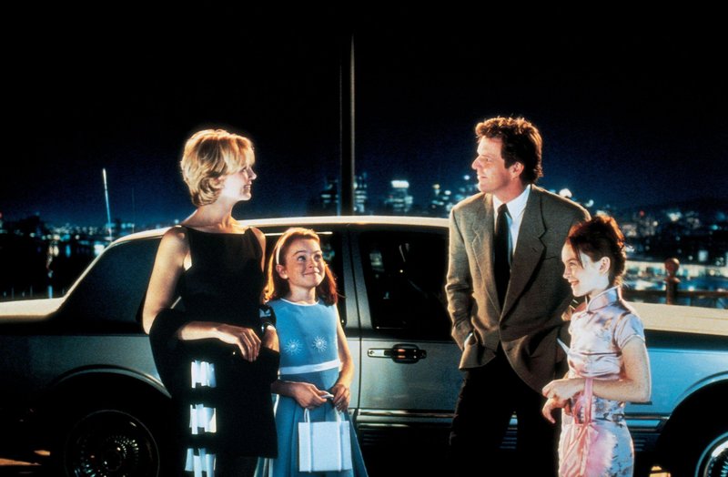 Die Familie ist wieder vereint! Hallie und Annie (Lindsay Lohan in einer Doppelrolle) mit ihren Eltern Nick (Dennis Quaid) und Natasha (Elizabeth James). – Bild: ATV II Die Familie ist wieder vereint! Hallie und Annie (Lindsay Lohan in einer Doppelrolle) mit ihren Eltern Nick (Dennis Quaid) und Natasha (Elizabeth James). – Bild: ATV II